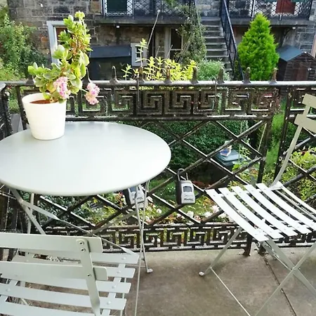 *new* Central Edinburgh, Historic 2br *