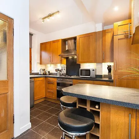 Apartment 5 Mins To Princes Street - Main Door - Private Garden - New Edinburgh