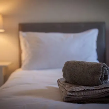 5 Mins To Princes Street - Main Door - Private Garden - New Apartment Edinburgh