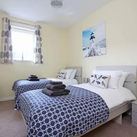 Comfortable Apt W/parking And Elevator شقة إدنبرة
