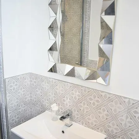 Chic & Modern 15 Minutes From Centre! Apartamento