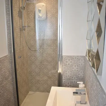 Chic & Modern 15 Minutes From Centre! Apartamento *