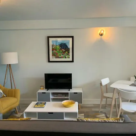 2 Large Double Bedrooms, 1 Bthrm Plus 1 En-suite Shower , Unique Garden Flat With Parking Appartement *