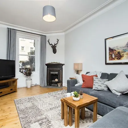 Апартаменты Beautiful, Traditional 2 Bedroom Main Door Flat