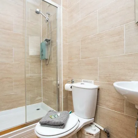 Beautiful, Traditional 2 Bedroom Main Door Flat