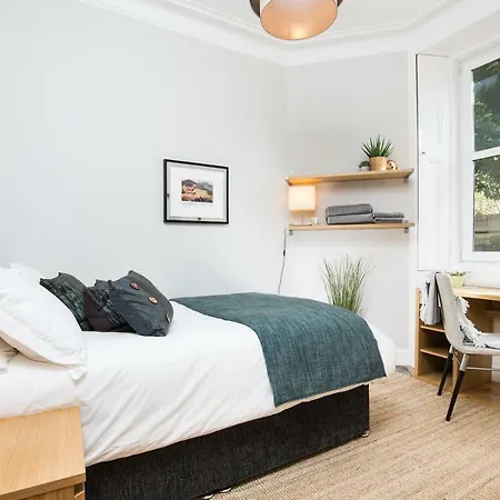 Beautiful, Traditional 2 Bedroom Main Door Flat Эдинбург