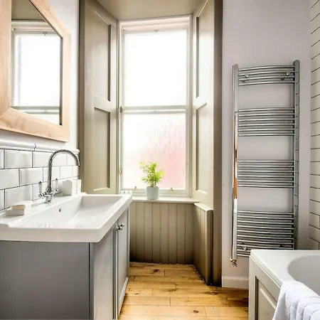 Apartment Stylish 2br Flat Close To City Centre By Guestready