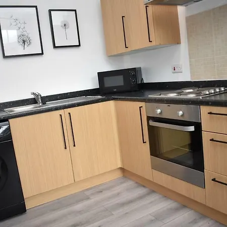 Modern & Bright 1 Bed For 4 Close To City Centre! Apartment *