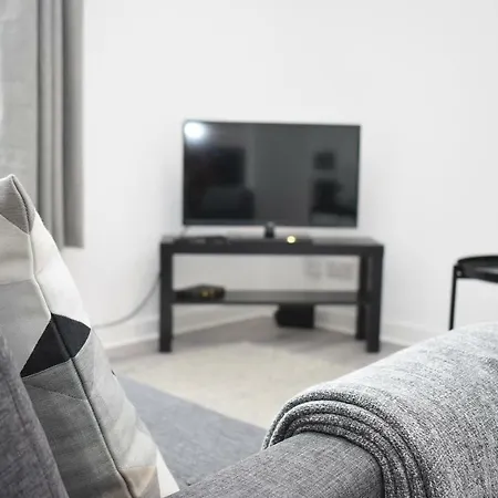 Modern & Bright 1 Bed For 4 Close To City Centre! Apartment