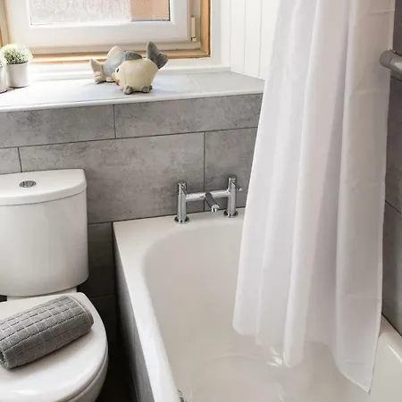 Апартаменты Beautiful, Traditional 2 Bedroom Main Door Flat