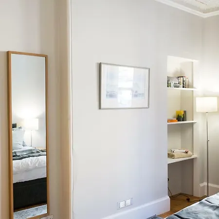 Beautiful, Traditional 2 Bedroom Main Door Flat *