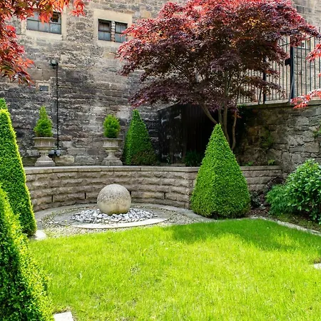 Apartment Fabulous With Three Ensuite Bedrooms, Private Patio And Garden