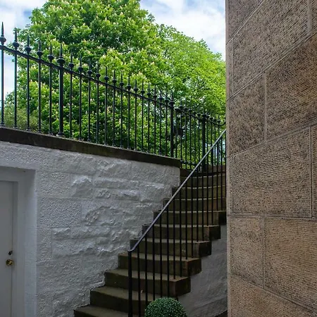 Apartment Fabulous With Three Ensuite Bedrooms, Private Patio And Garden *