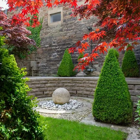 Fabulous With Three Ensuite Bedrooms, Private Patio And Garden * Edinburgh