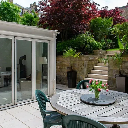 Fabulous With Three Ensuite Bedrooms, Private Patio And Garden Apartment *
