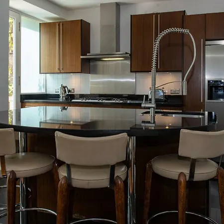 Fabulous With Three Ensuite Bedrooms, Private Patio And Garden Edinburgh