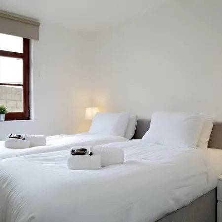 Fantastic Flat In The Vibrant Shore Area Apartment