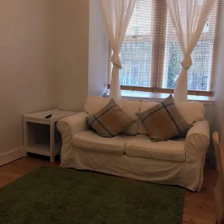 10-mins To Princess Street 1bdr Flat *