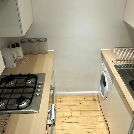 10-mins To Princess Street 1bdr Flat *