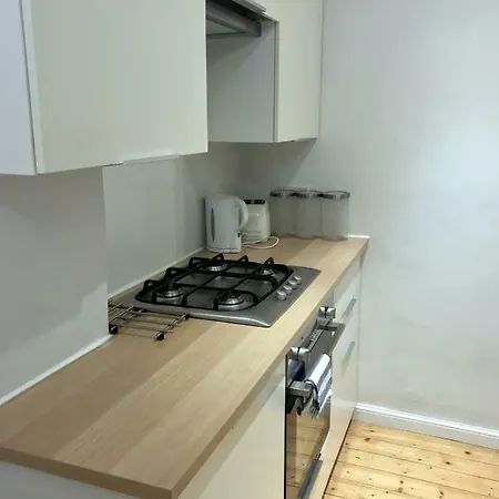 10-mins To Princess Street 1bdr Flat Apartment