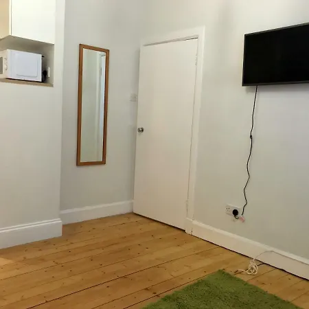 10-mins To Princess Street 1bdr Flat Apartment