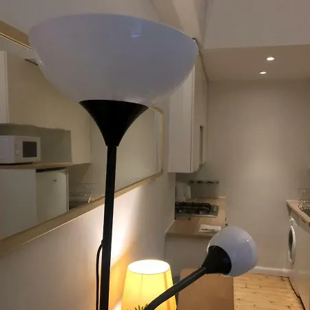 10-mins To Princess Street 1bdr Flat *
