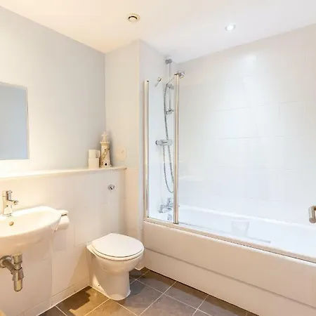 Modern Two Bedroom 아파트 *