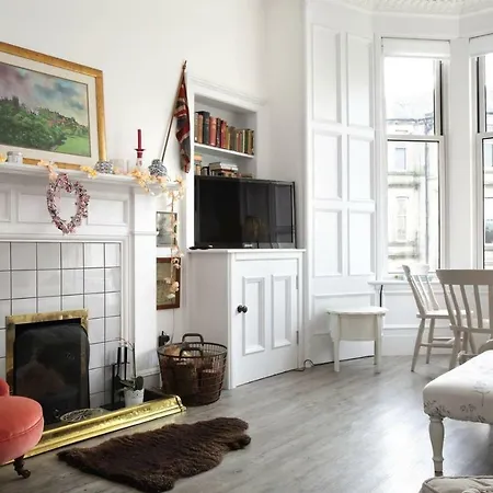 Apartment 5 Star Beautiful & Vintage, Spacious In Chic Location!