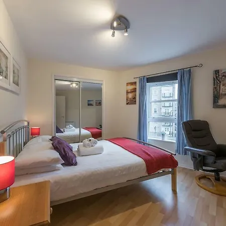 Two Bed City Centre With Private Parking *