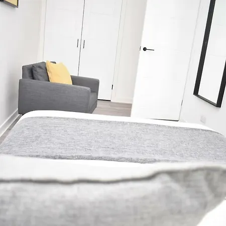 Modern & Bright 1 Bed For 4 Close To City Centre! *