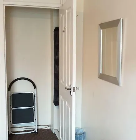בית אירוח A Double Room In Vibrant Leith- Female Guest Only אדינבורו