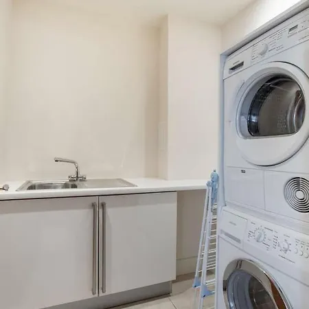 Stylish 2bed Apt With Free Parking/elevator *