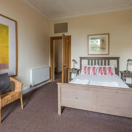 Appartement 3 Bed Overlooking Meadows Park *