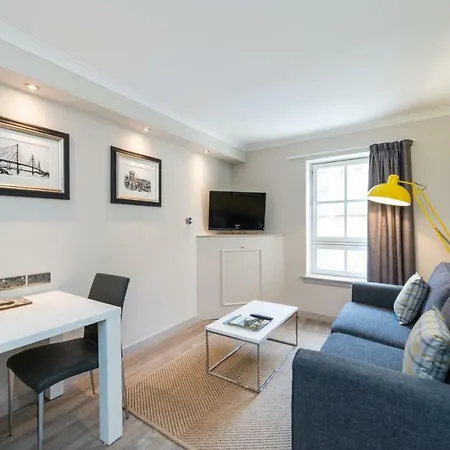 Fountain Court - Grove Apart Otel