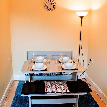 2 Bedroom Flat In Centre