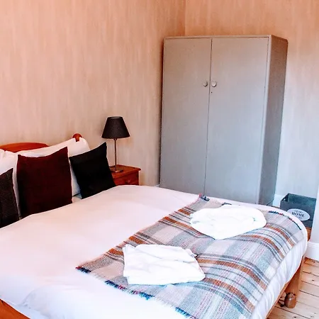 2 Bedroom Flat In Centre *