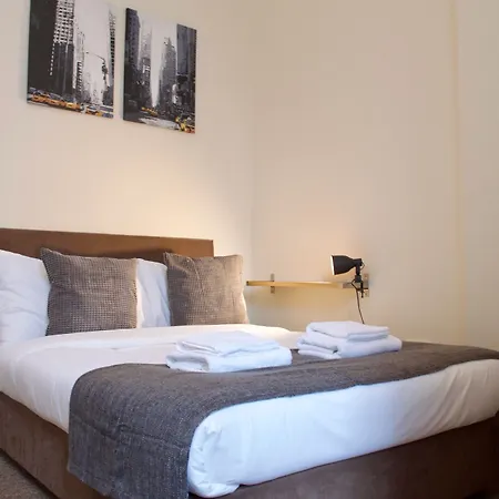 3 Bedroom Accommodates 8 Apartment Edinburgh