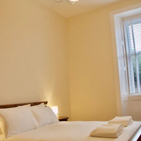 2 Bedroom Flat Off Leith Walk Accommodates 7