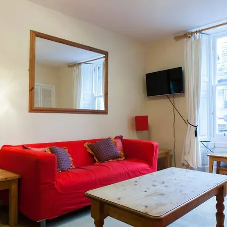 1 Bedroom Flat In The Centre *