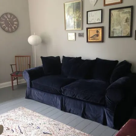Apartment 2 Bedroom Flat In Holyrood Park Sleeps 5