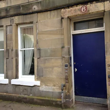 2 Bedroom Flat In Holyrood Park Sleeps 5 * Edinburgh