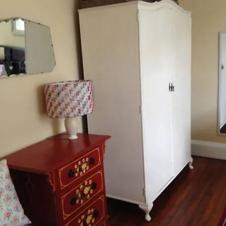 2 Bedroom Flat In Holyrood Park Sleeps 5 Apartment Edinburgh