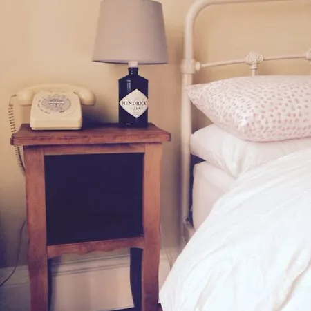 Apartment 2 Bedroom Flat In Holyrood Park Sleeps 5 Edinburgh