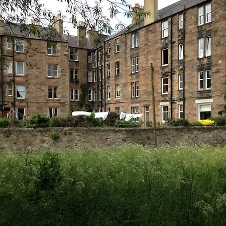 Apartment 2 Bedroom Flat In Holyrood Park Sleeps 5