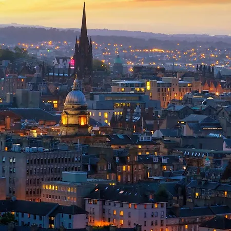 1 Bedroom Flat Near Holyrood Park - Sleeps 4 *