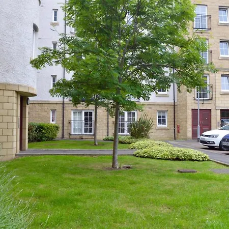 2 Bedroom With Parking Sleeps 5 Edinburgh