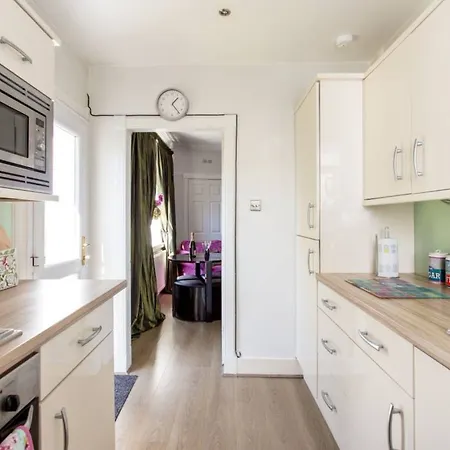 Apartmán 2 Bedroom Flat With Garden