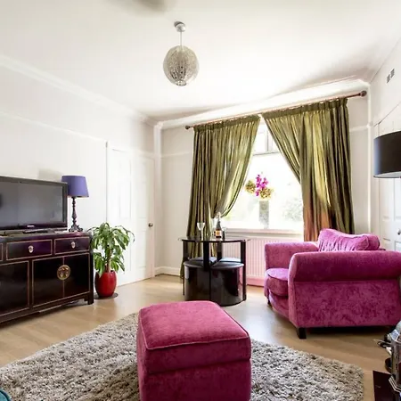 Apartmán 2 Bedroom Flat With Garden