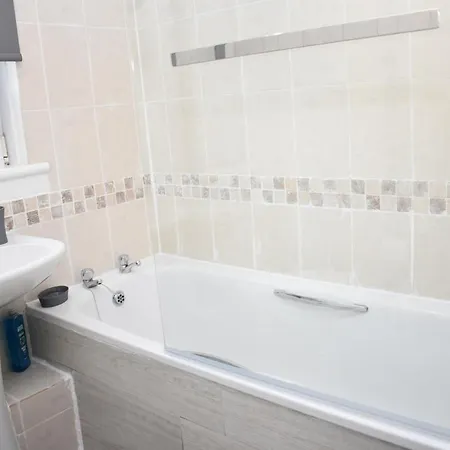 2br Ground Floor Flat 30 Min To City +parking *