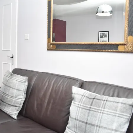 Appartement 2br Ground Floor Flat 30 Min To City +parking Edinburgh